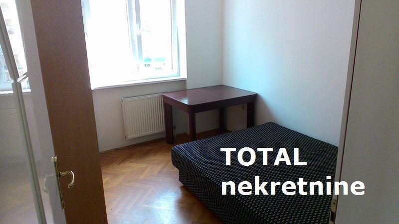 Uknjizen-trosoban-stan-u-centru-
