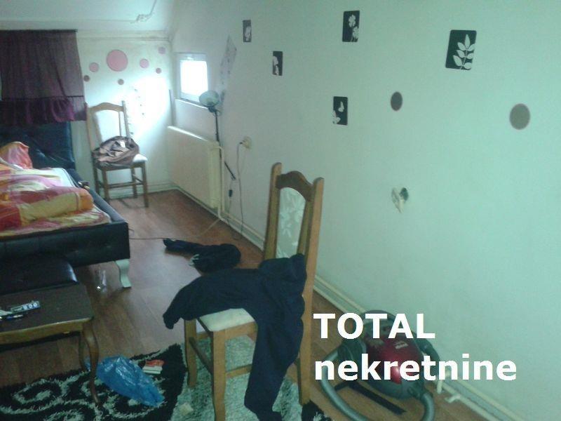 Uknjizen-dvorisni-stan-u-centru