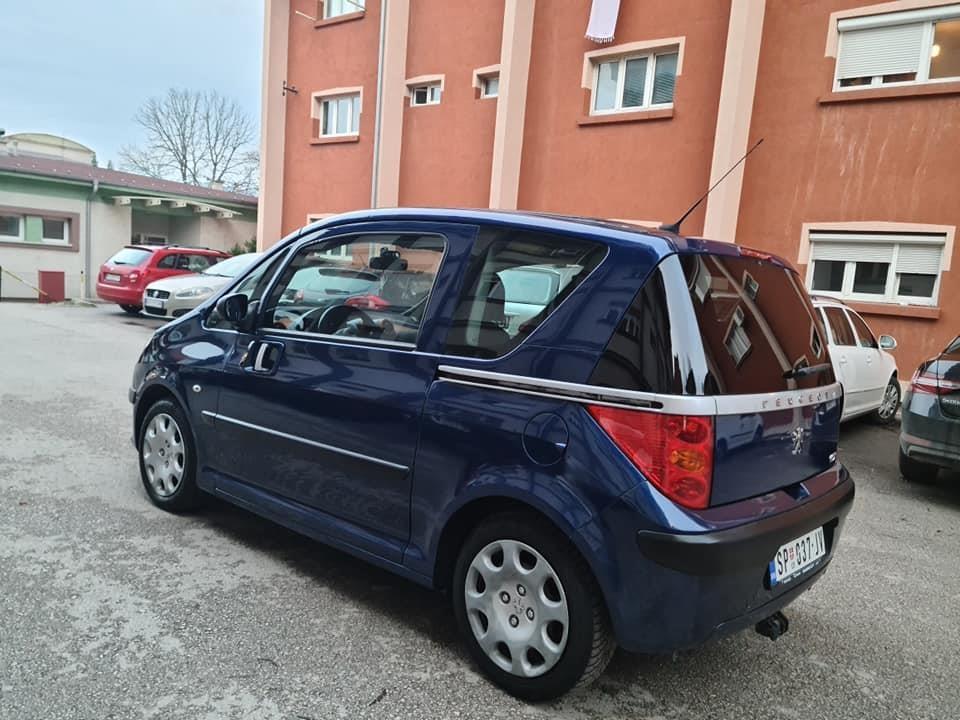 AUTOMOBIL