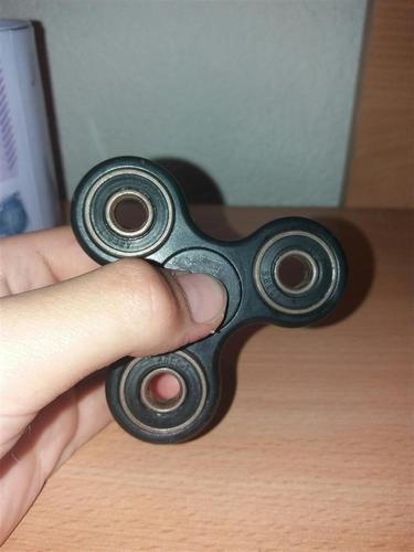 Crni fidget spinner
