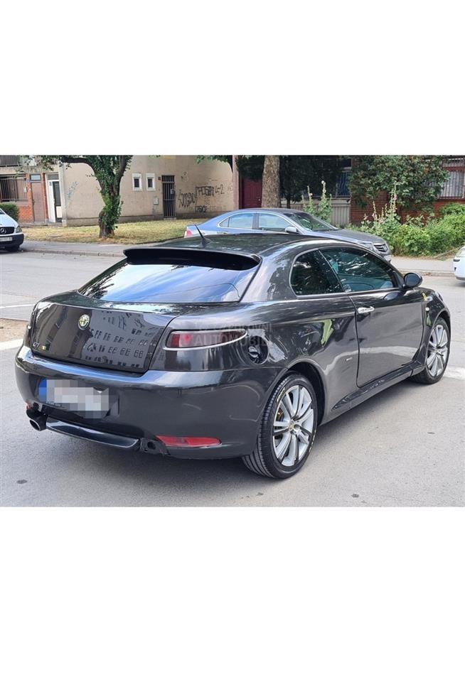 Alfa-Romeo-GT-kacket--
