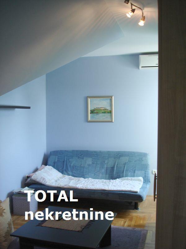 Uknjizen-trosoban-duplex-stan-u-centru