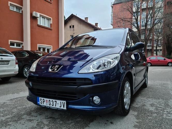 AUTOMOBIL