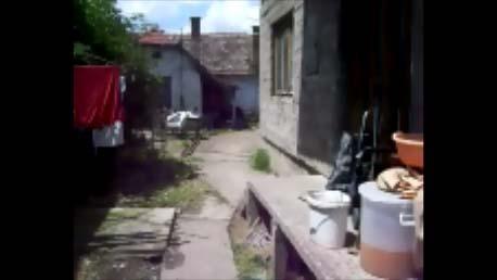 Na prodaju 2 kuce i plac