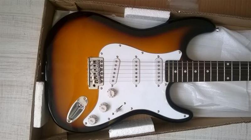 Fender-Stratocaster-+-Aria-pro-30w