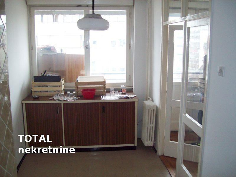 Uknjizen-trosoban-stan-na-Limanu-2