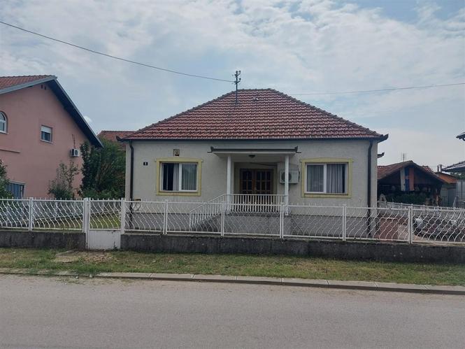 Izdajem kucu u Kostolcu