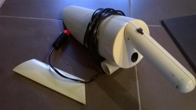 USISIVAC ZA AUTO 12V