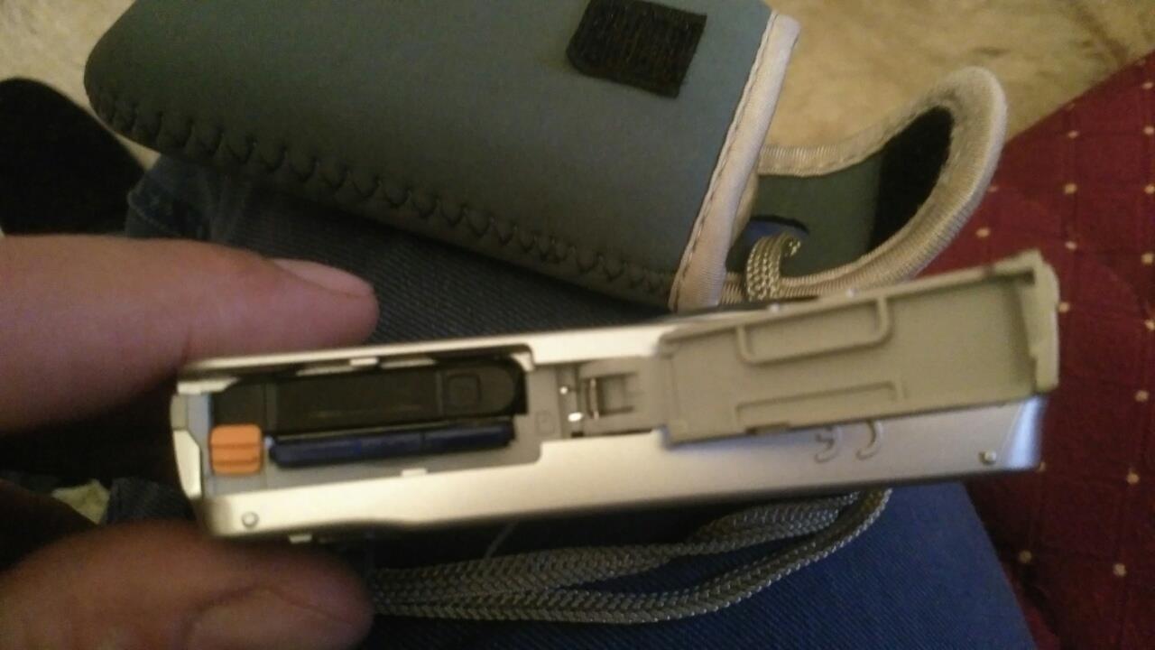 Prodajem-Benq-AE100-14mp