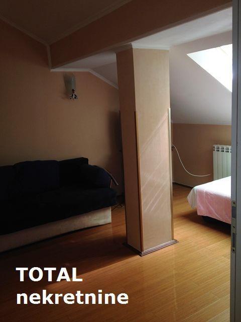 Uknjizen-trosoban-duplex-stan-u-centru