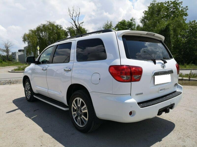 TOYOTA-SEQUOIA