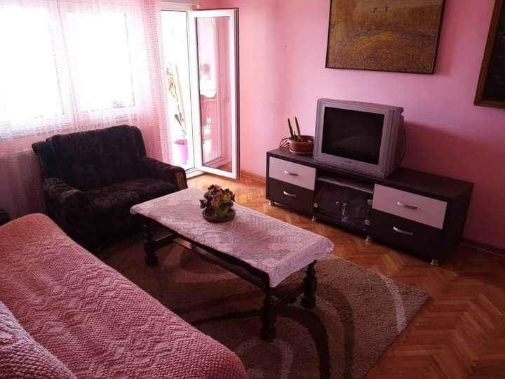 Izdajem-sprat-kuće--poseban-ulaz