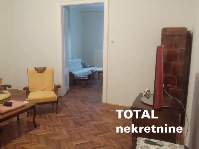 Uknjizen trosoban salonski stan u centru