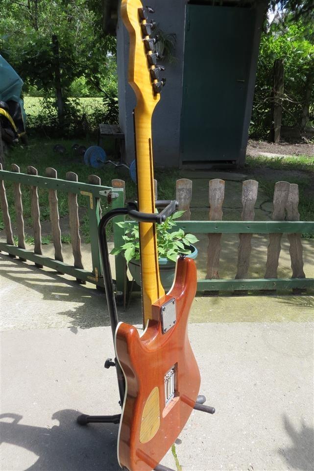 R-Custom-handmade-guitars
