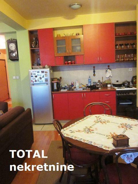 Uknjizen-trosoban-duplex-u-blizini-Bulevara