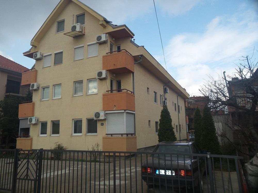 LEPA-GARSONJERA-U-KRNJACI