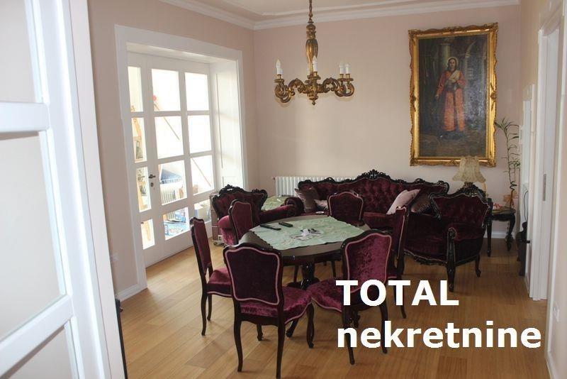 Uknjizen-cetvorosoban-salonski-stan-u-centru