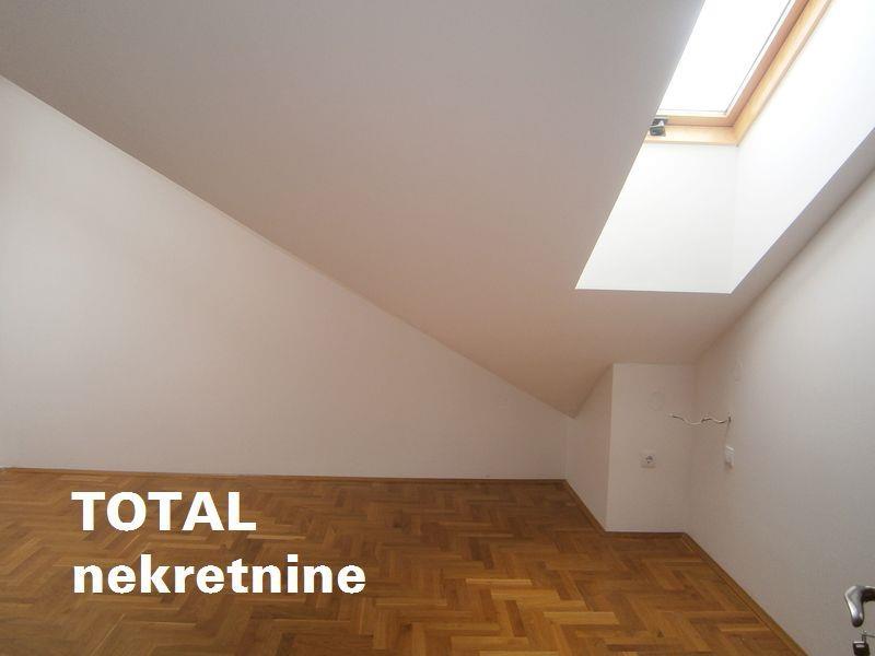 Uknjizen-trosoban-duplex-stan-u-centru