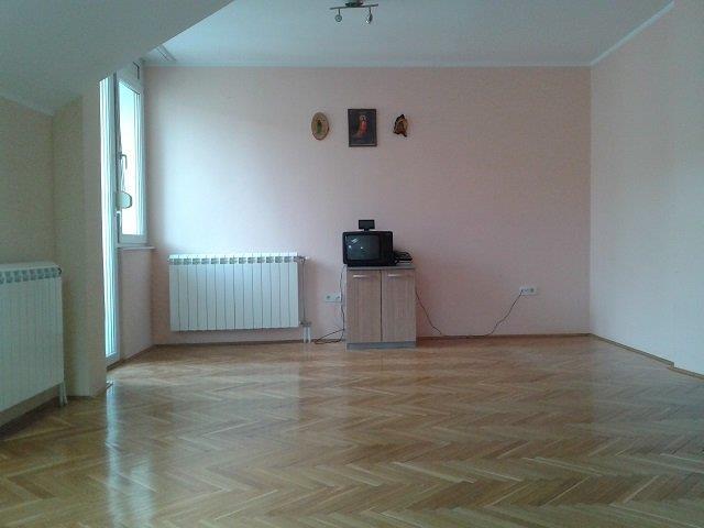 Hitno-Stan-u-Novom-Sadu-64m2-