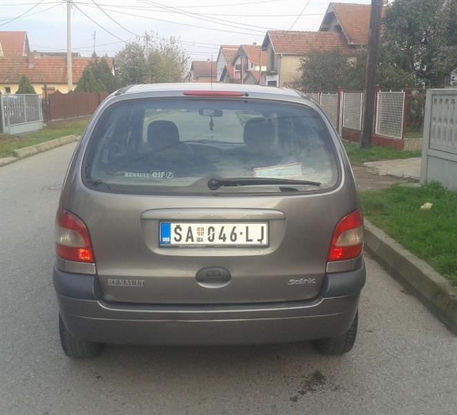 Renault-Scenic--02-