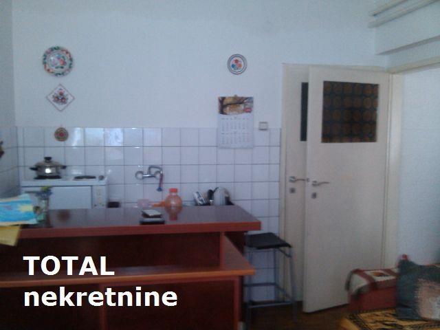 Uknjizen-jednosoban-stan-u-centru