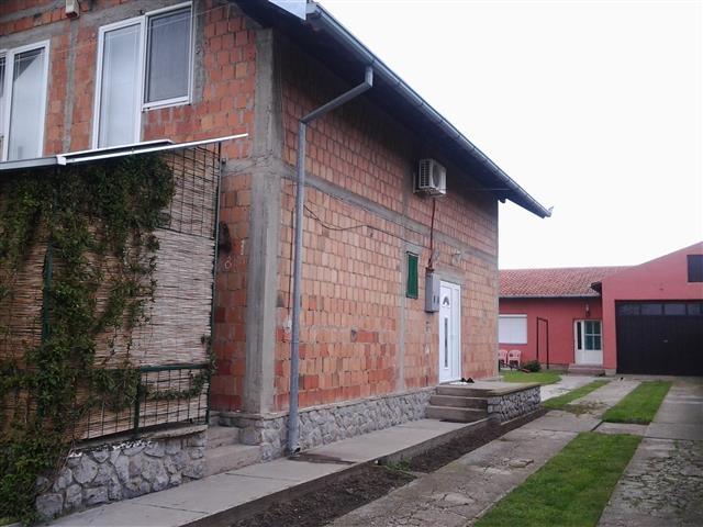 DVE KUĆE NA PLACU OD 6 ARI 