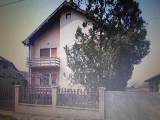 Kuca-sa-dve-stambene-jedinice-i-parkom-Vrbas