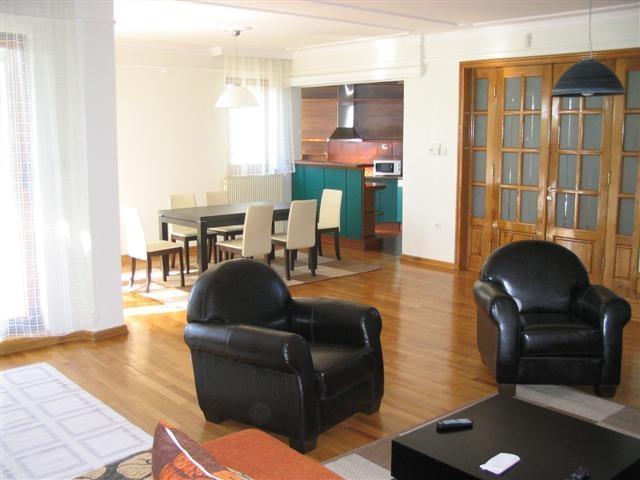 Izdajem kuću 280m2 u Pantelej
