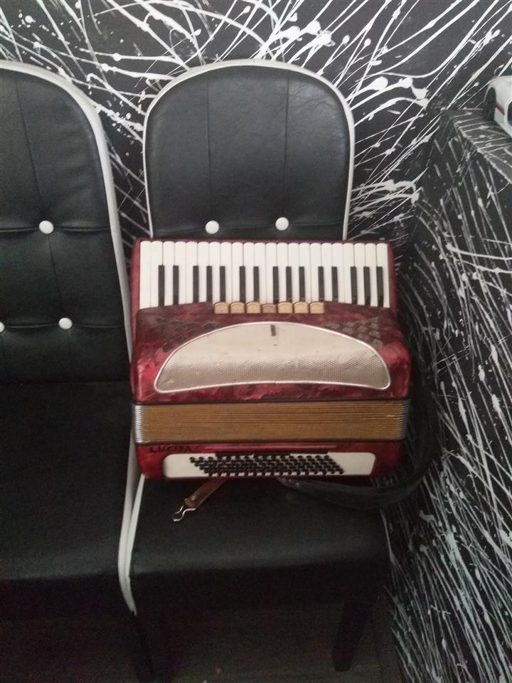 Harmonika-hohner-Lucia-troglasna