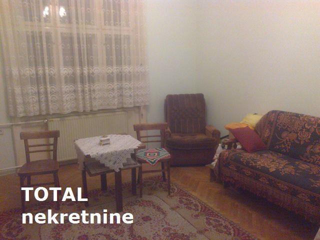 Uknjizen dvosoban salonski stan u centru
