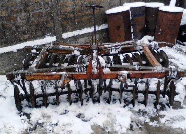 Dve tanjirace bosanke po 28 diskova