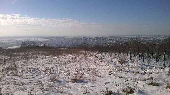 Plac 15 ari voda struja