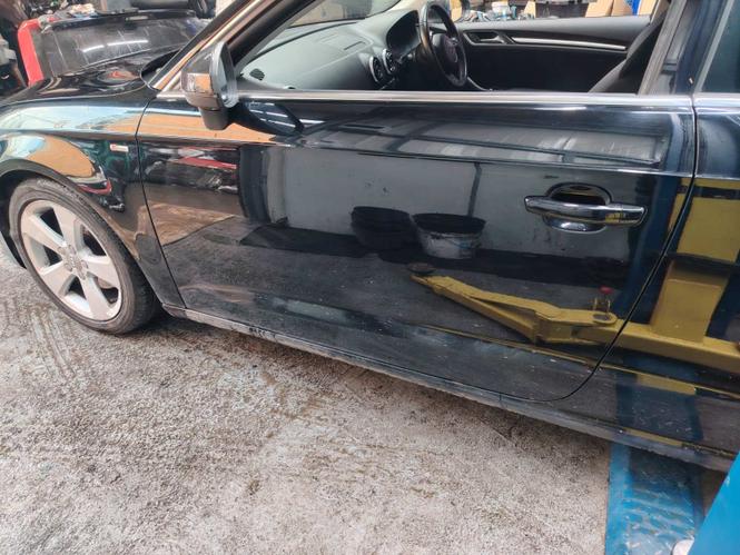 Audi a3 v8 leva spoljna kvaka 2012-2020 Originalni delovi  M