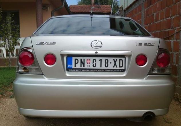 Lexus-IS-200-VVTi--01