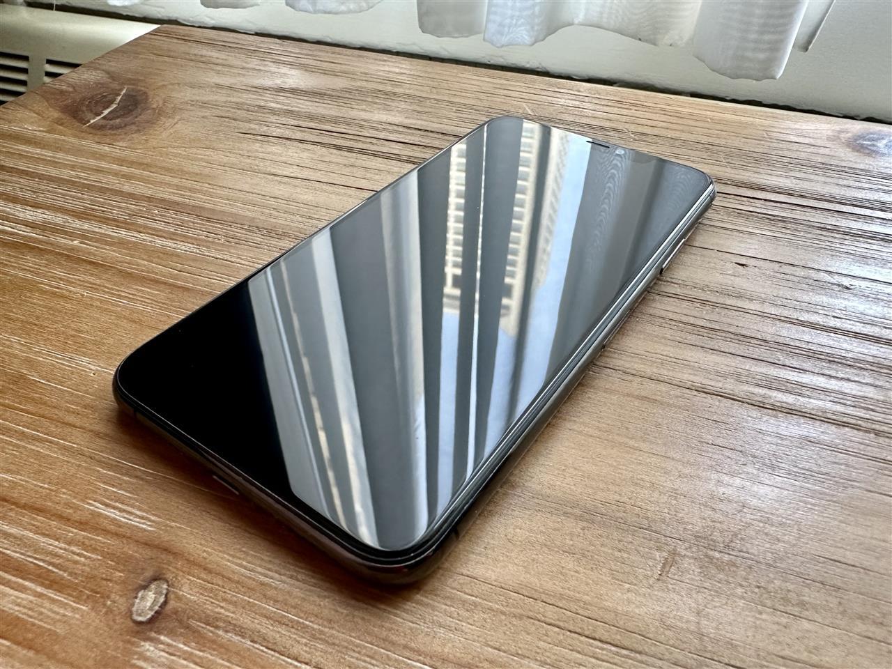 Prodajem-iPhone-11-Pro-Max-256GB