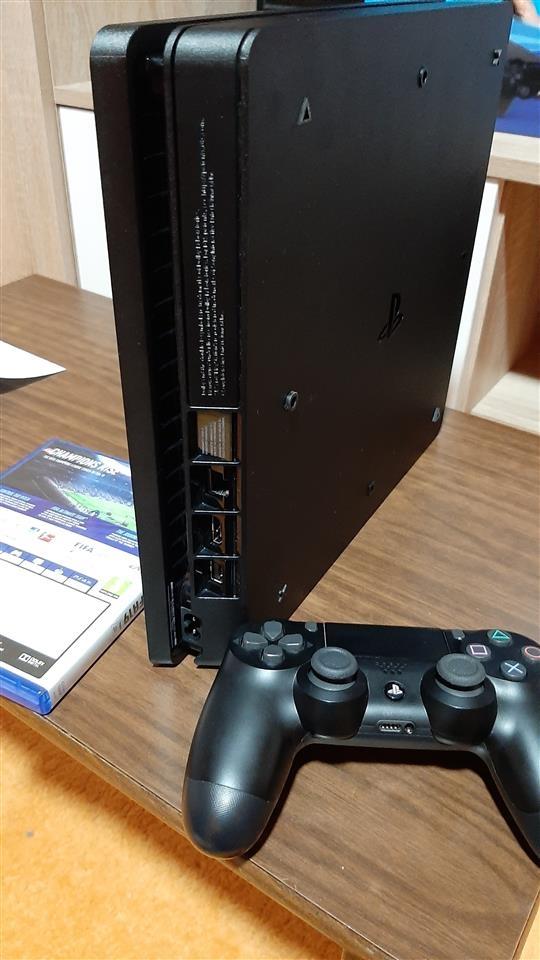 Playstation-4-slim