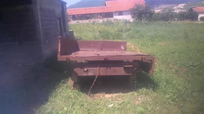 prikolica za traktor.