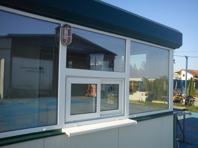 Portirnice sa ukrasnom atikom