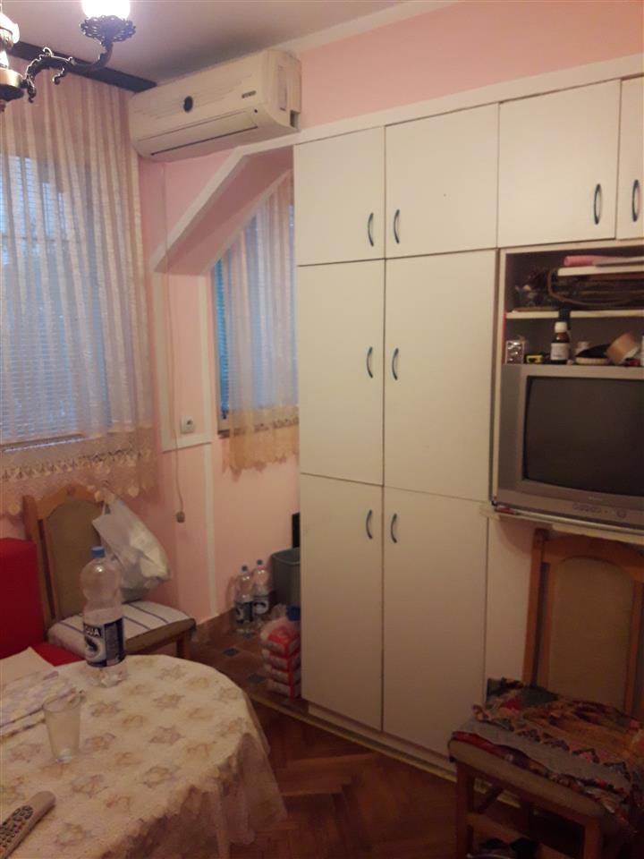 Prodajem-uknjizen-stan-na-Karaburmi