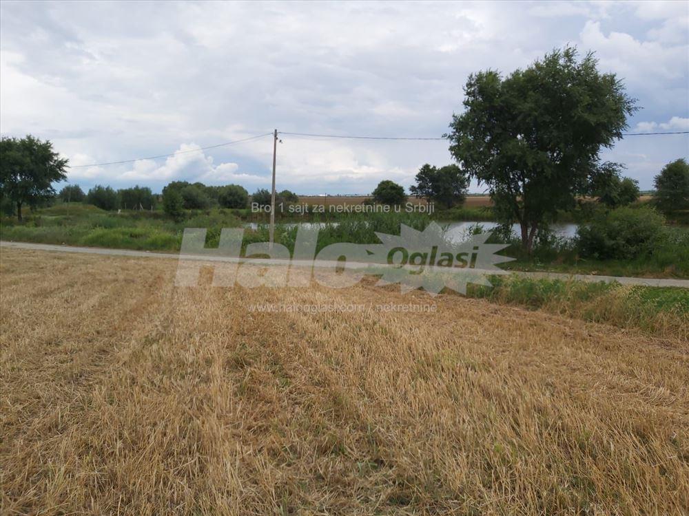 Prodajem-divan-plac-pored-jezera-u-Becmenu