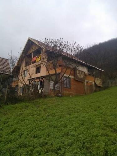 Kuću i plac