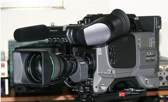 Panasonic--AJ-D400-DVCPRO-camcorder