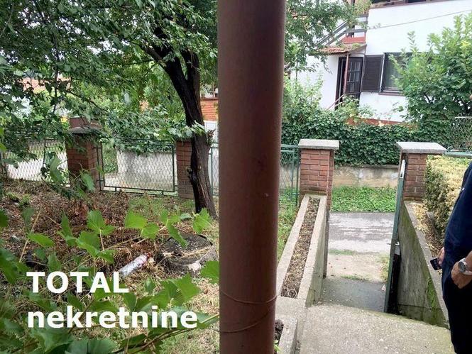 Odmah useljive dve kuce na placu