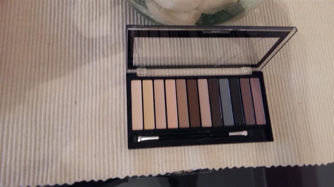 MAKEUP-REVOLUTION-Essential-Mattes