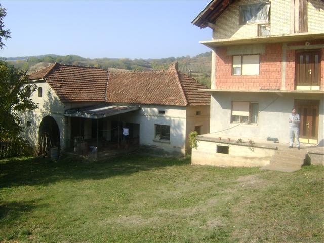 Prodajem-dve-kuće-400m2
