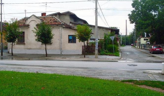 Prodajem kucu u centru Paracina