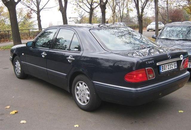 Mercedes-Benz-E240-Elegance--98