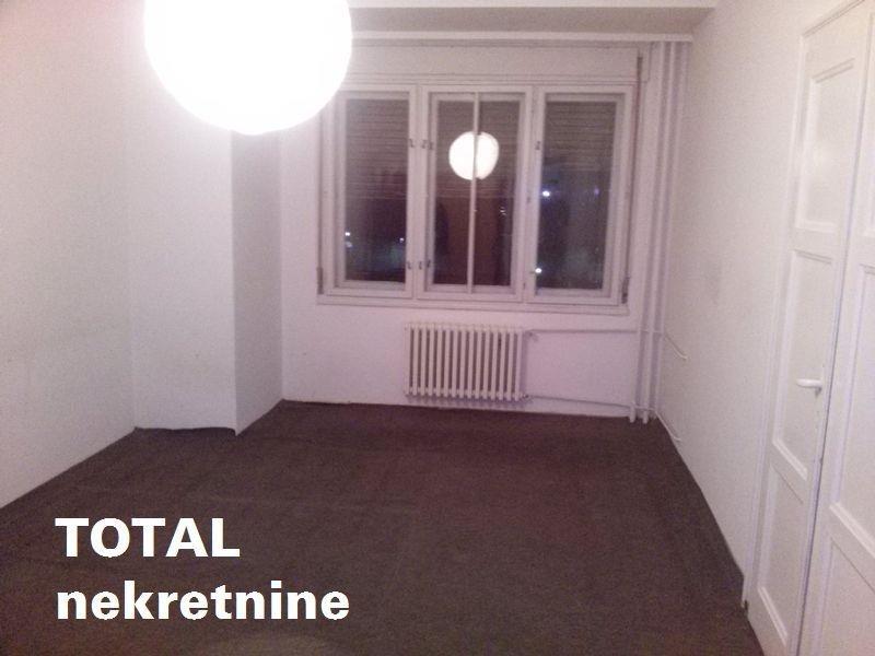 UKNJIZEN-klasican-troiposoban-salonski-stan-u-Cent