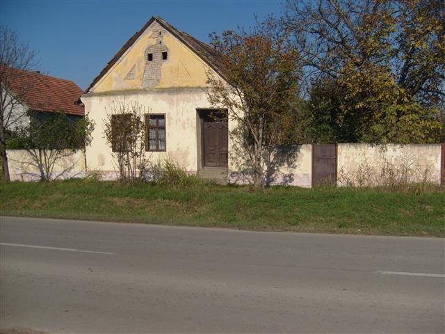 Plac od 38 ari sa starom kucom