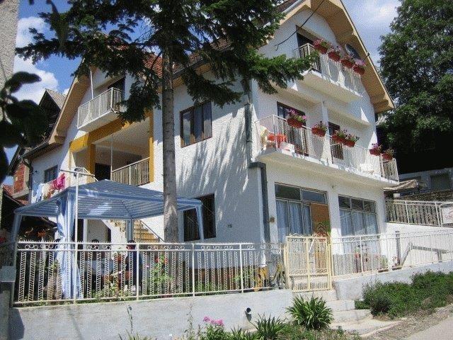 Sobe-Atomska-Banja-Vila-Biciklisti